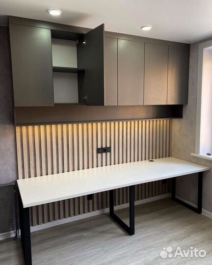 Стол с ящиками