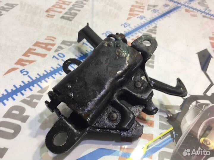 Тойота Камри Замок капота Средний/Центр