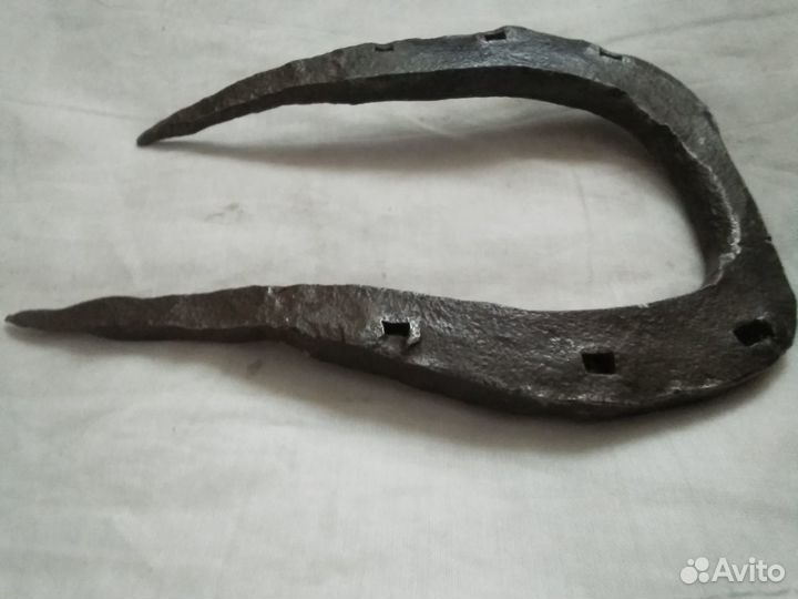 Лошадиная кованая подкова