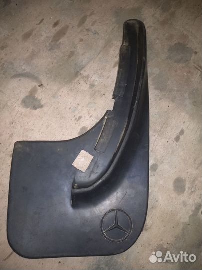 Брызговик задний правый Mercedes w124