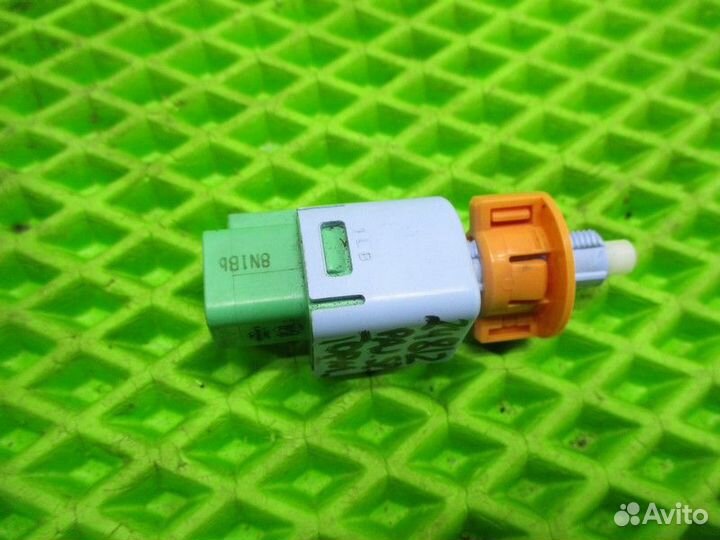 Датчик включения стопсигнала Mitsubishi Pajero Spo