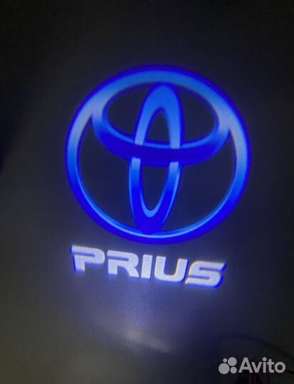 Проекция логотипа на двери Toyota Prius