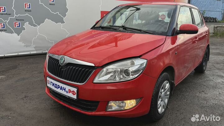 Накладка стекла переднего правого Skoda Fabia (MK2