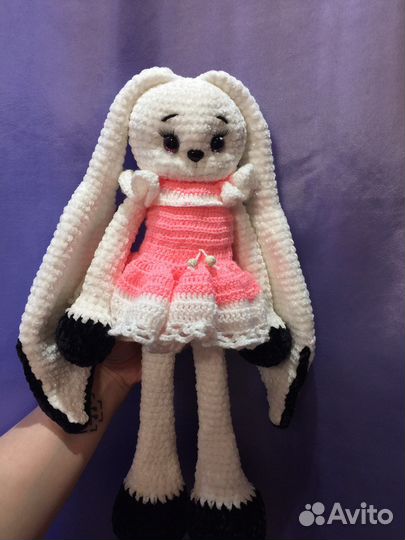 Плюшевый заяц вязаный