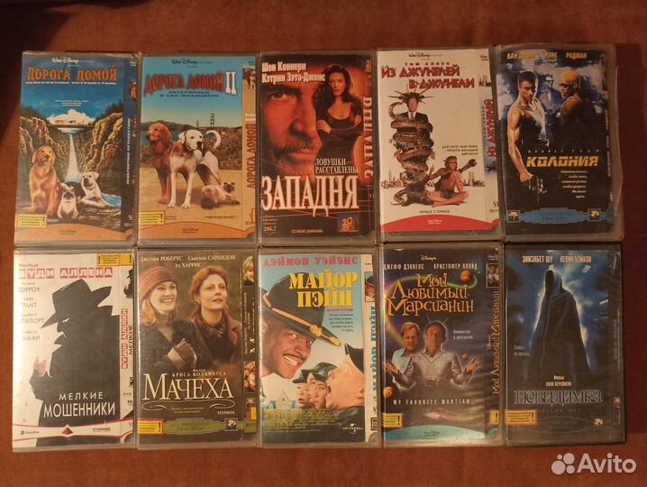 Видеокассеты VHS с фильмами в пластиковых боксах