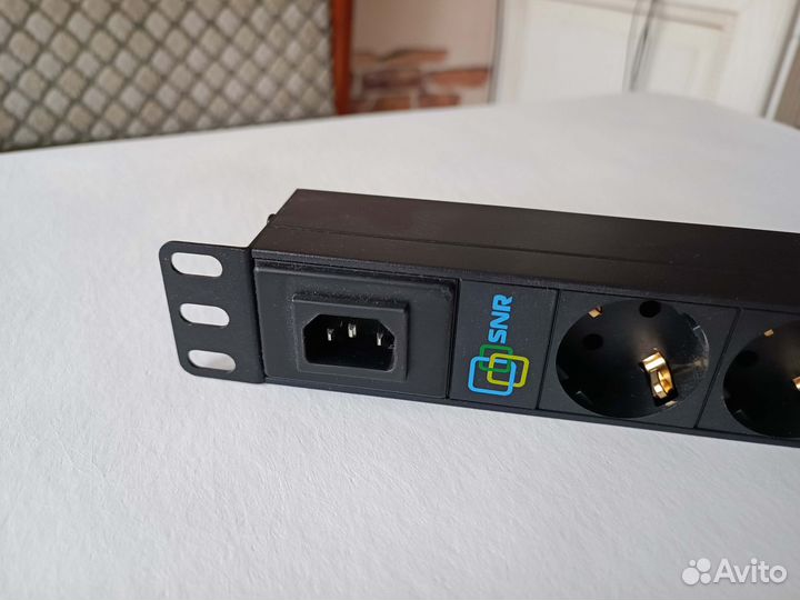 Блок розеток SNR-PDU-08S-W2