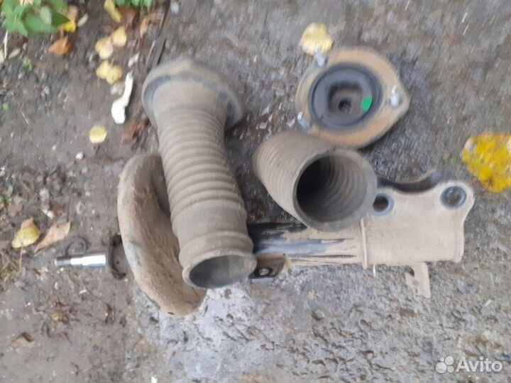 Стойки амортизатора задняя правая левая на Lexus