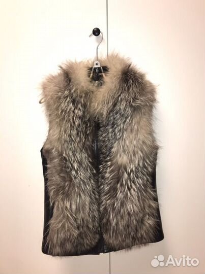 Жилет с натуральным мехом песца