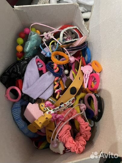 Резинки для волос и разные украшения