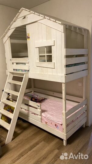 Двухъярусная кровать домик