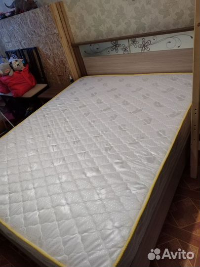 Кровать двухспальная с новым матрасом