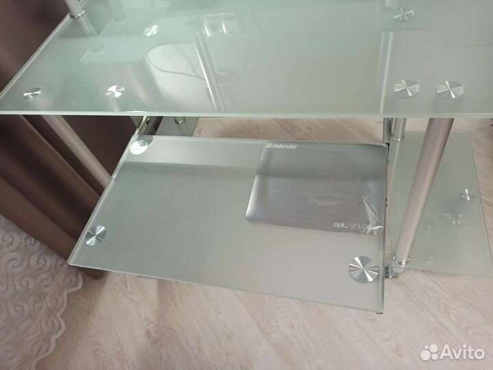 Компьютерный стол стеклянный