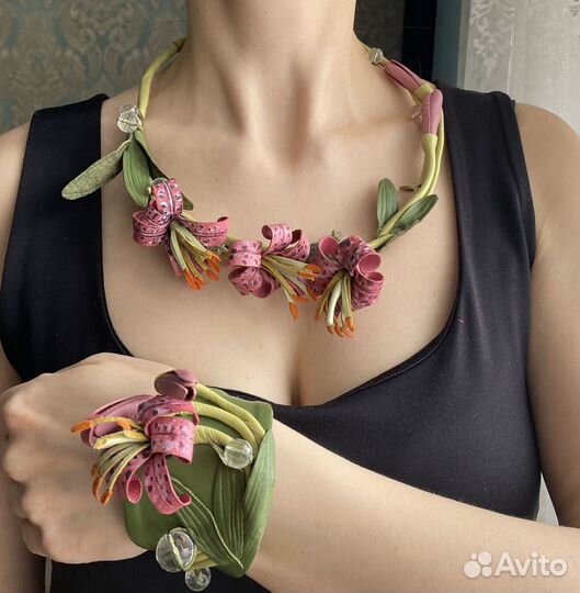 Колье и браслет из нат. кожи с розовыми цветами