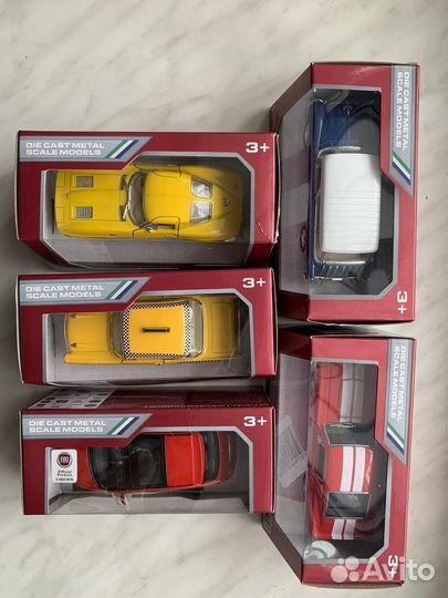 Модель автомобиля Kinsmart новые