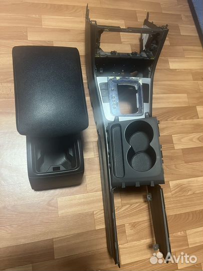 Центральная консоль с подлокотником VW Passat