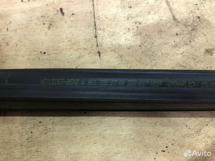 A9607250766 Уплотнитель стекла двери Mercedes