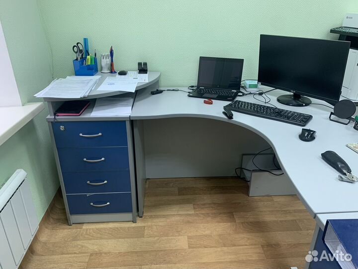 Стол офисный угловой с двумя откатными тумбами бу