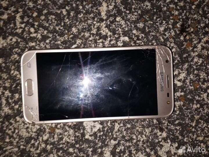 Телефон Samsung Galaxy J3