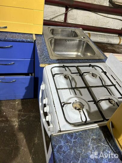 Кухонный гарнитур и плита