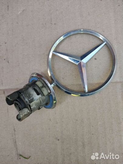 Эмблема капота mercedes w212