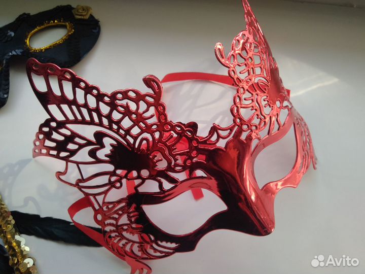 Маскарадные маски и костюм