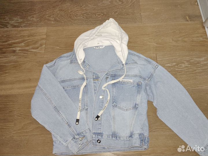 Джинсовая куртка S с капюшоном