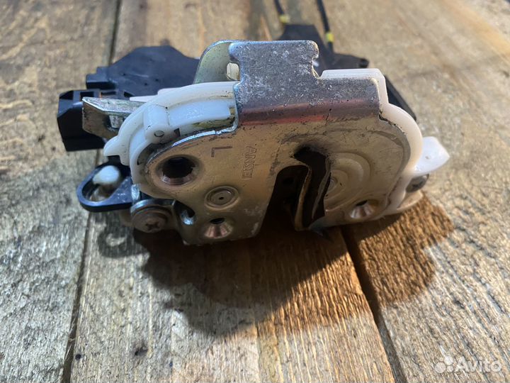 Замок задний левый mitsubishi lancer 10