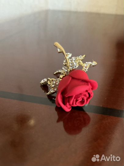 Новая брошь Красная роза бижутерия