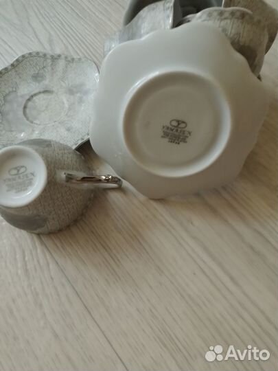 Кофейные чашки с блюдцами