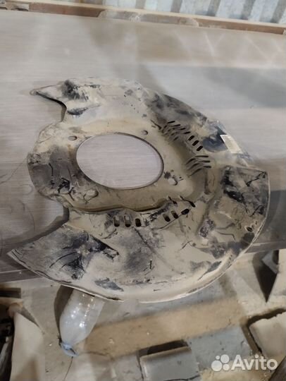 Щиток тормозной Toyota Land Cruiser 200 пере левый