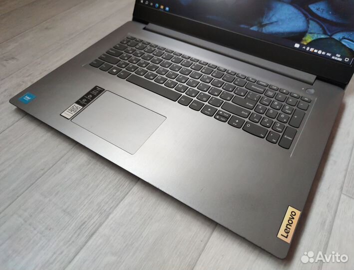 Lenovo как новый/Дисплей 17.3/Intel\SSD 256/ozu 8