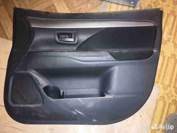 Обшивка двери передней правой Mitsubishi Outlander