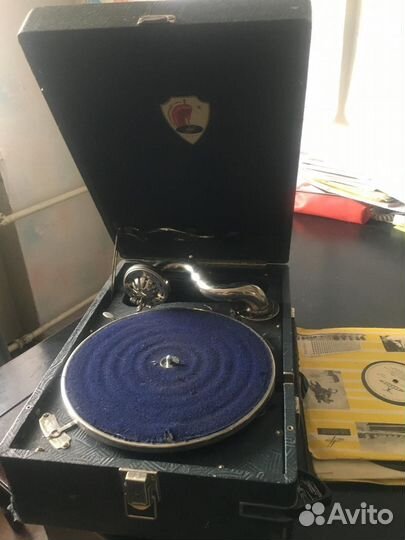 Старинный патефон с пластинками