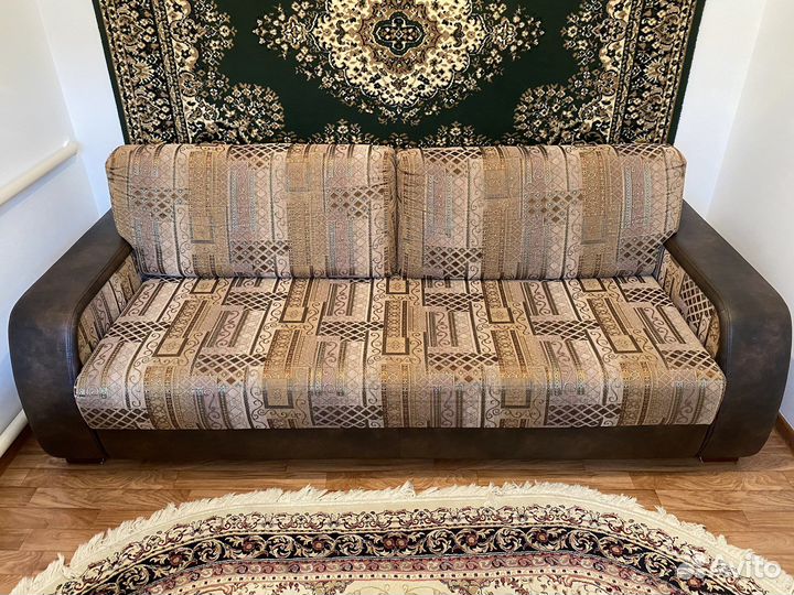 Диван с двумя креслами