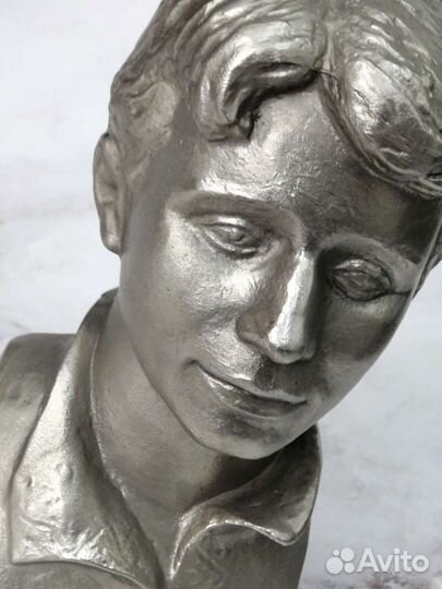 Бюст Сергея Есенина