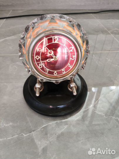 Часы настольные маяк
