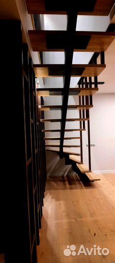 Лестница на металлокаркасе консольная