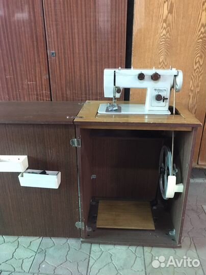 Швейная машина Чайка 143