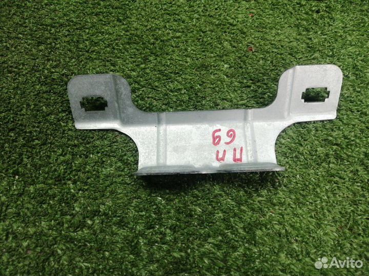 Кронштейн передний правый Mercedes Glk