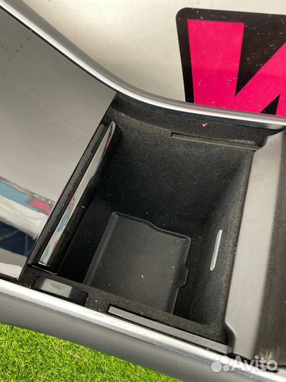Консоль салона Tesla Model Y 2021