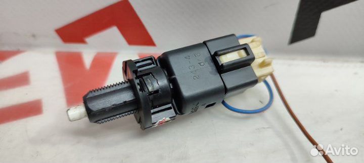 Концевик под педаль тормоза Mitsubishi Airtrek