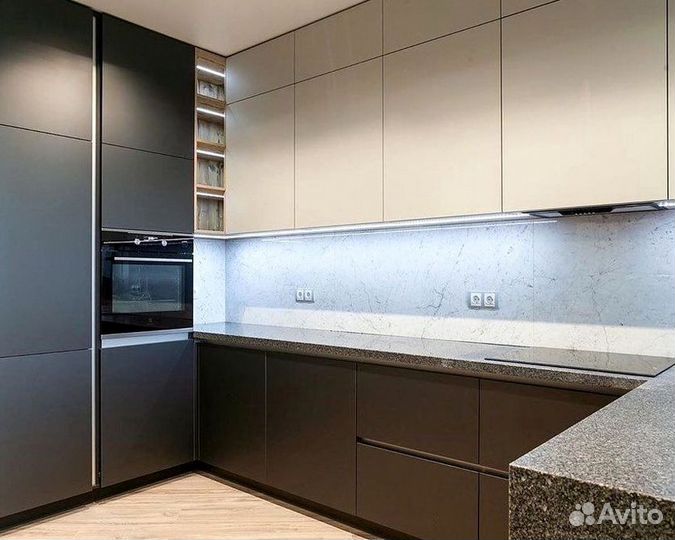 Угловая в потолок кухня на заказ