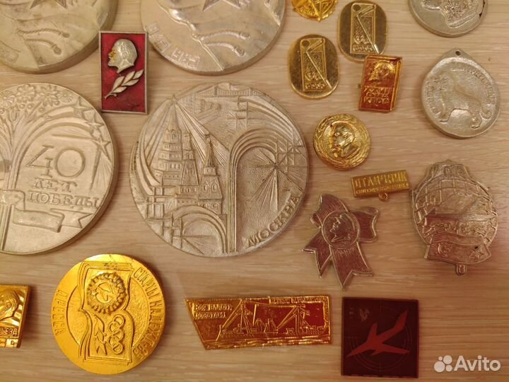 Настольные медали, значки