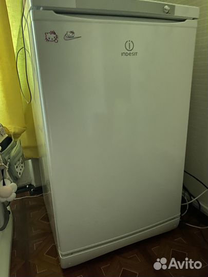 Продаю морозильную камеру Indesit MFZ 10