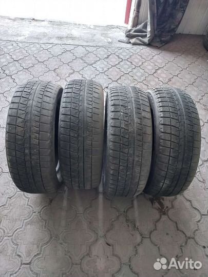 Bridgestone W960 215/60 R16