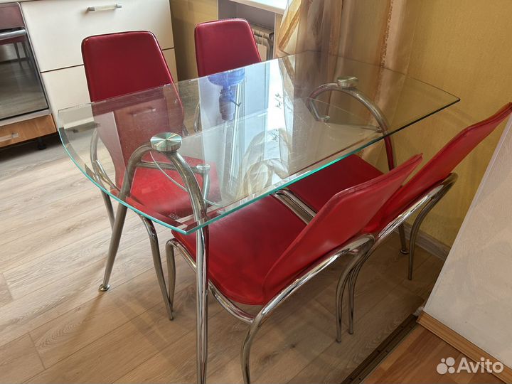Кухонный стол и стулья