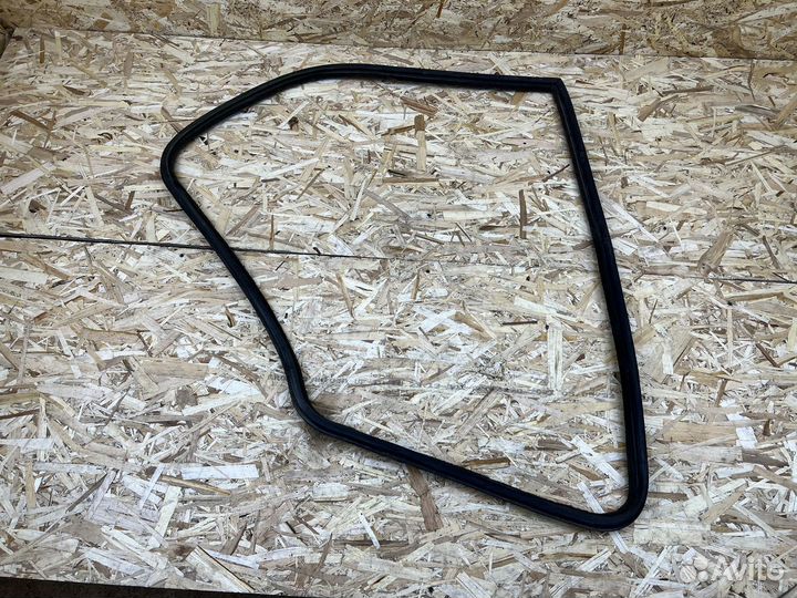 Уплотнитель двери BMW E30