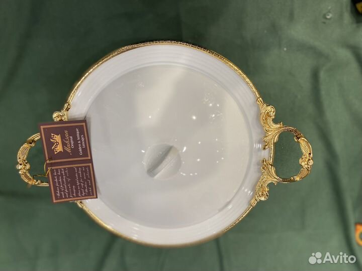 Фарфоровая супница на ножках
