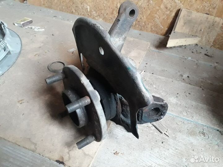 Поворотный кулак Ниссан Альмера N16 2005 год