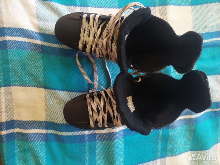 Продаются хоккейные коньки